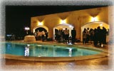 Foto notturna della piscina